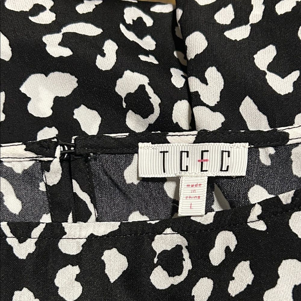 TCEC Black and White Animal Print Blouse. Puff Sleeves. EUC.  Large. - Picture 3 of 3